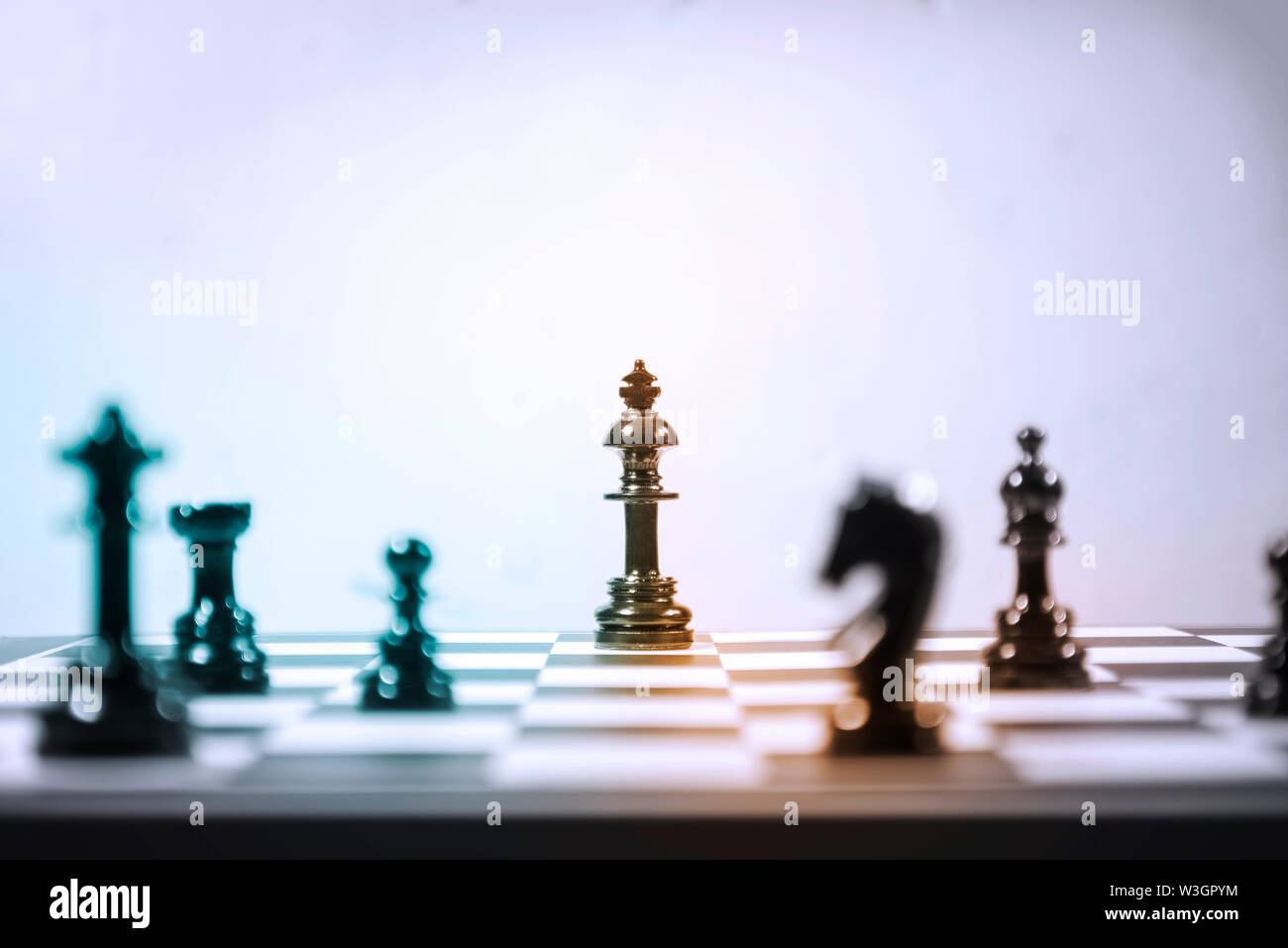 Pièce d'échecs roi noir debout sur l'échiquier Banque D'Images