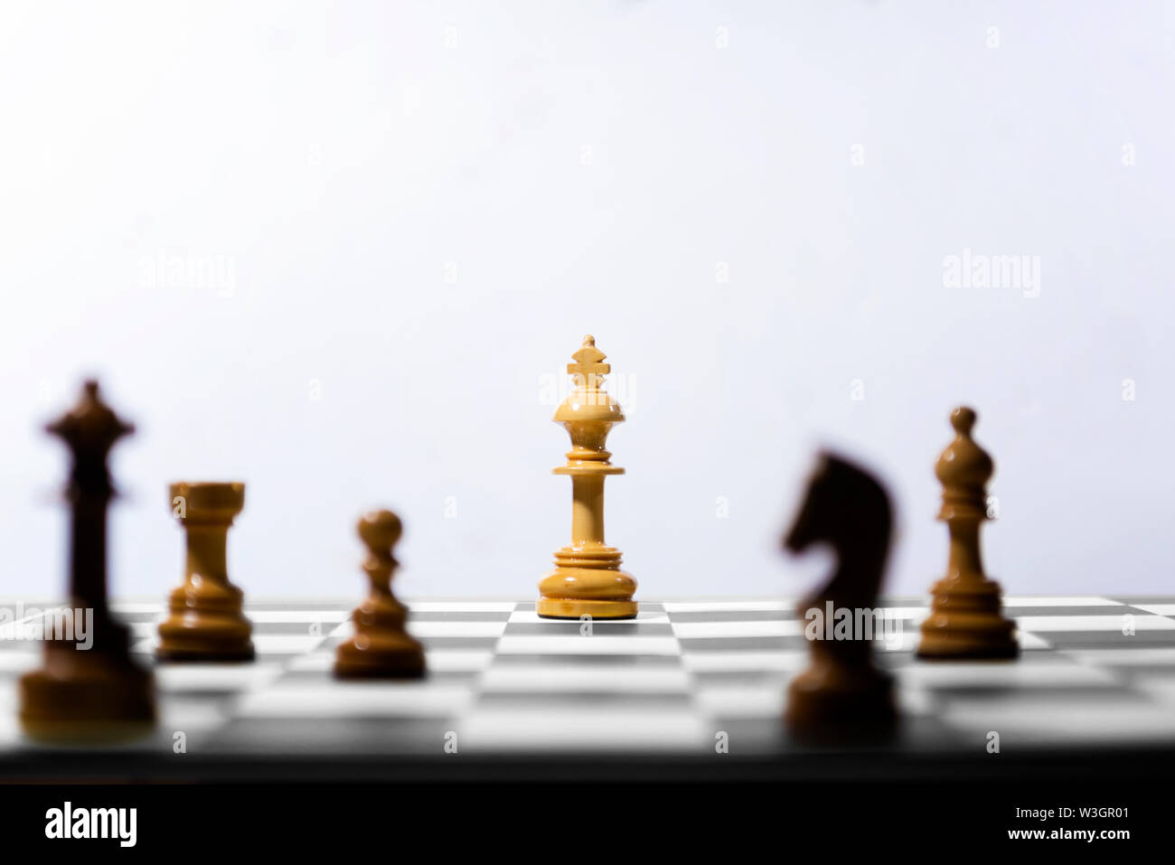 Pièce d'échecs en bois le roi debout sur l'échiquier Banque D'Images