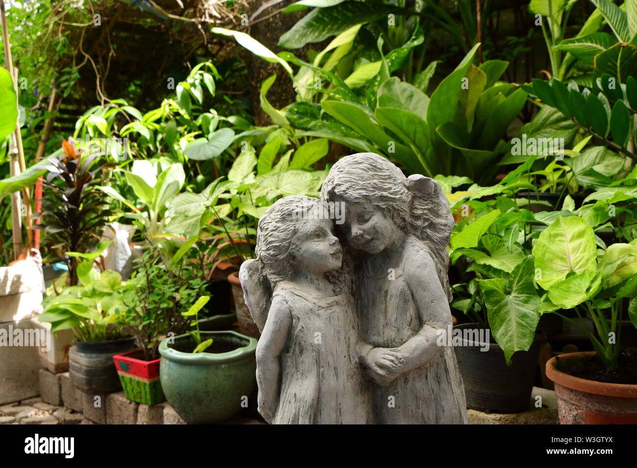 Libre de deux statues amoureux Ange debout ensemble dans le jardin, l'amour concept Banque D'Images