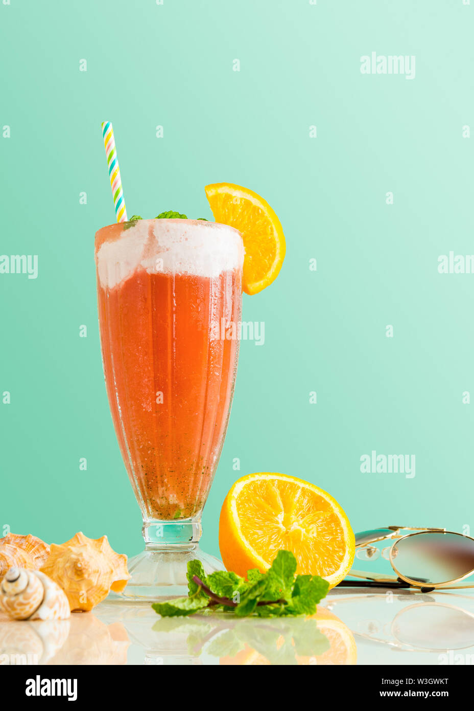 Watermelon jus de fruits à la menthe et d'orange sur la table d'examen - l'orientation portrait, des aliments sains et boire de l'image concept thème d'été avec copie espace pour Banque D'Images