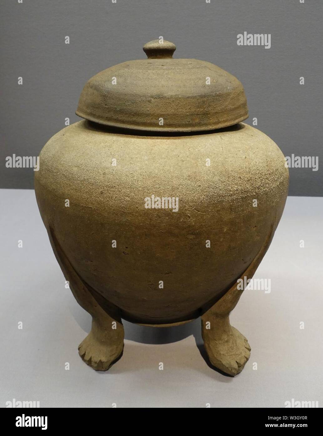 Avec l'urne cinéraire animal-comme pieds, fouillé à Arima, Miyamae-ku, Kawasaki-shi, Kanagawa, Japon, la période Heian, 700s-800s annonce, céramique Banque D'Images