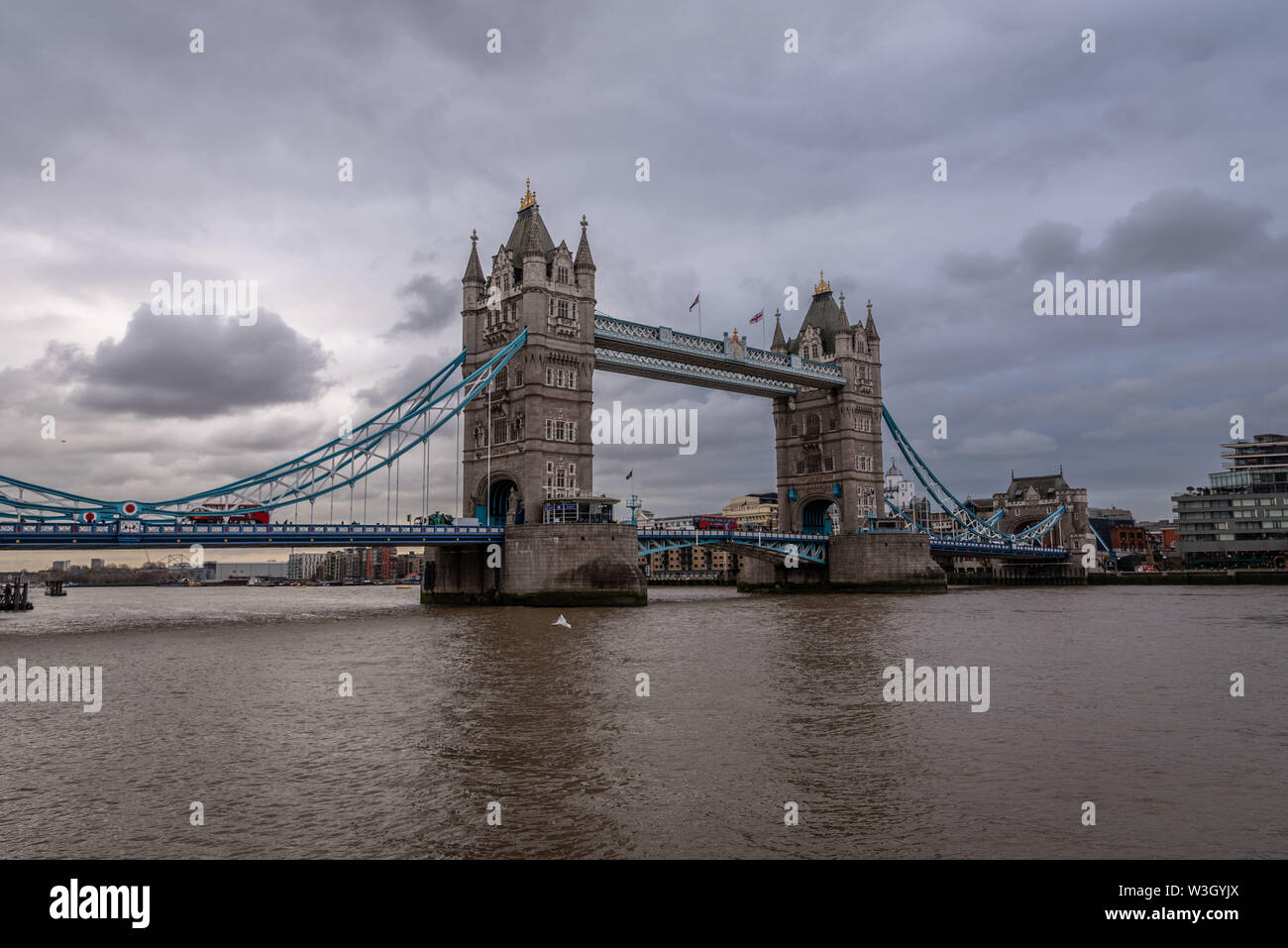 Londres, Angleterre, Décembre 10th, 2018 : Tower Bridge à Londres, au Royaume-Uni. Lever du soleil avec de beaux nuages. Symboles anglais Banque D'Images