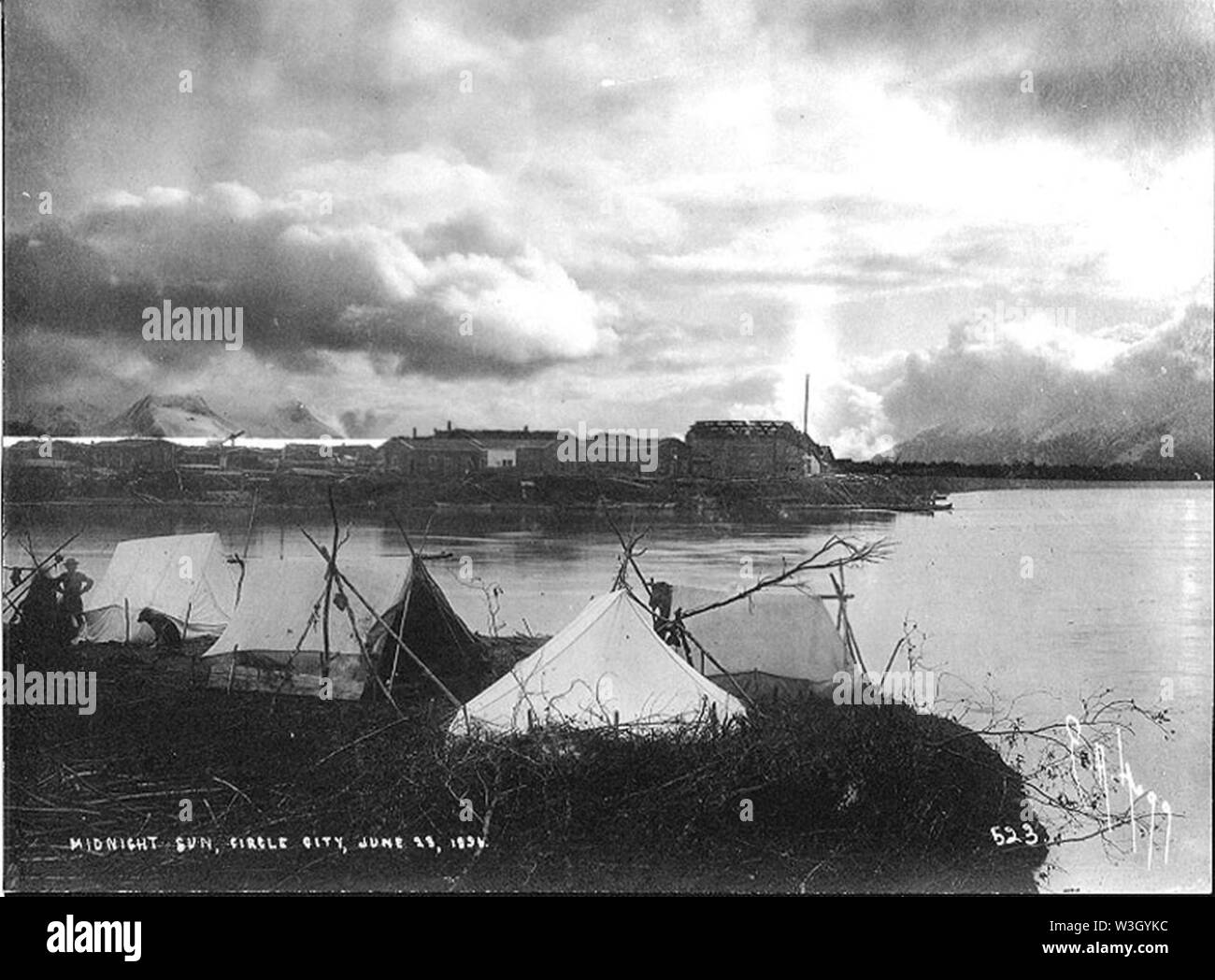 Circle City Alaska montrant des tentes dans l'avant-plan le 23 juin 1896 (566) HEGG. Banque D'Images