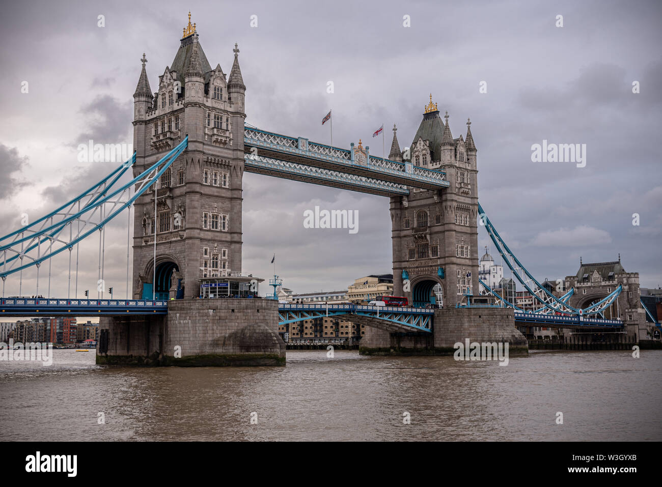 Londres, Angleterre, Décembre 10th, 2018 : Tower Bridge à Londres, au Royaume-Uni. Lever du soleil avec de beaux nuages. Symboles anglais Banque D'Images