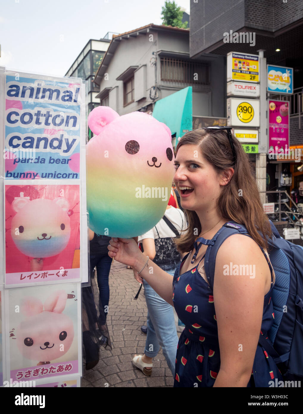 Une femme avec une barbe en forme d'un ours sur Takeshita Street à Harajuku, Tokyo, Japon. Banque D'Images