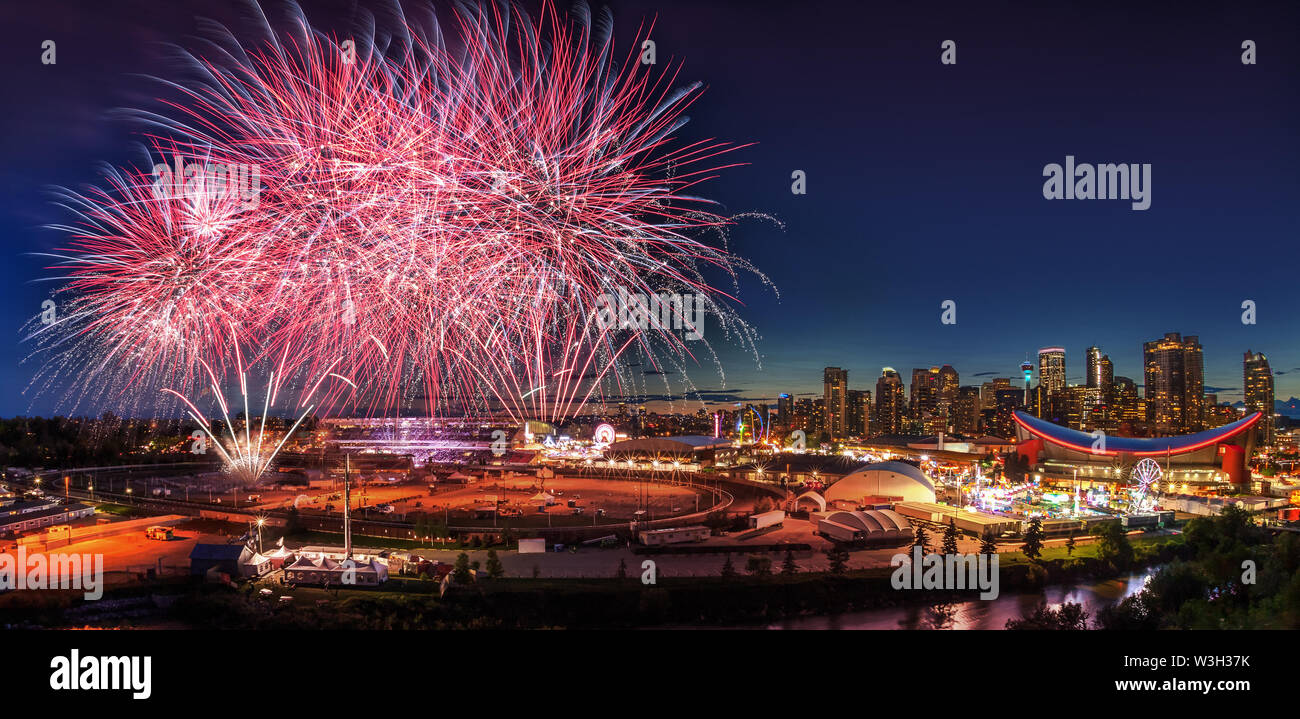 D'artifice sur le ciel nocturne avec la Calgary Downtown Skyline dans le contexte au cours de la fête annuel Stampede. Banque D'Images