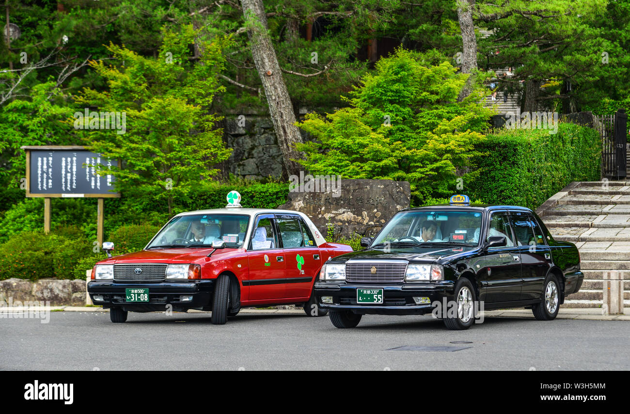 Kyoto, Japon - 24 juin 2019. Des taxis qui attendent sur la rue à Kyoto, au Japon. Les taxis sont chers, et pas pratique pour les voyageurs au Japon. Banque D'Images