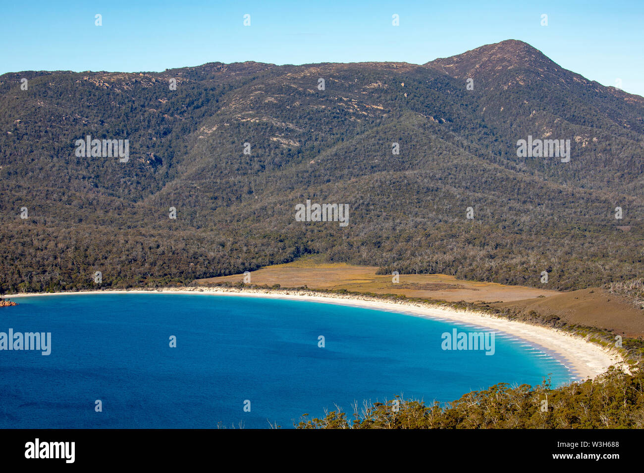 Wineglass Bay dans le parc national de Freycinet Tasmanie sur un ciel bleu winters day,Tasmanie, Australie Banque D'Images