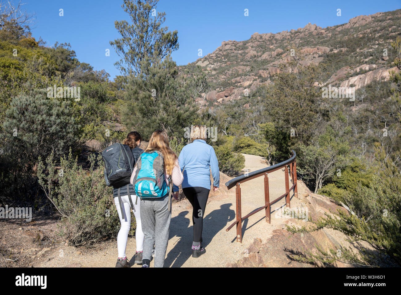 Wineglass Bay Tasmania, mère et filles adolescentes à pied le long du sentier à Wineglass Bay Lookout, le parc national de Freycinet, Tasmanie, Australie Banque D'Images