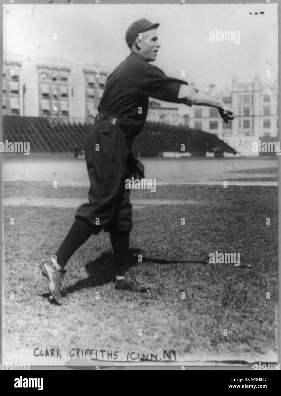 Clark Griffith, manager de l'équipe de baseball de la Ligue nationale de Cincinnati, jetant ball Banque D'Images