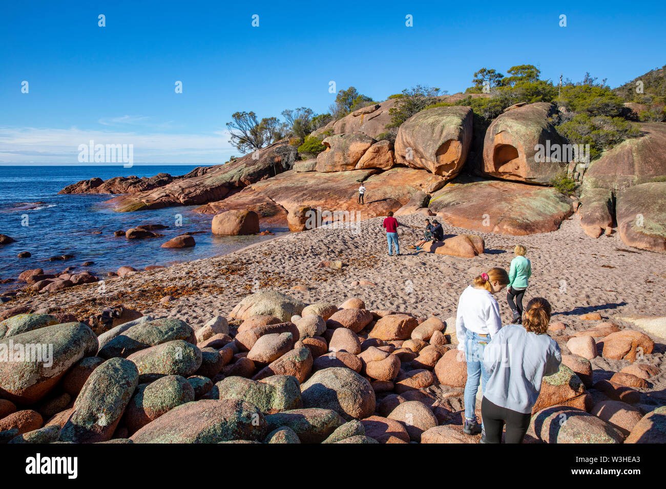 Parc national de Freycinet en Tasmanie. Les visiteurs de Sleepy Bay sur une journée l'hiver dans le parc national,Tasmanie, Australie Banque D'Images
