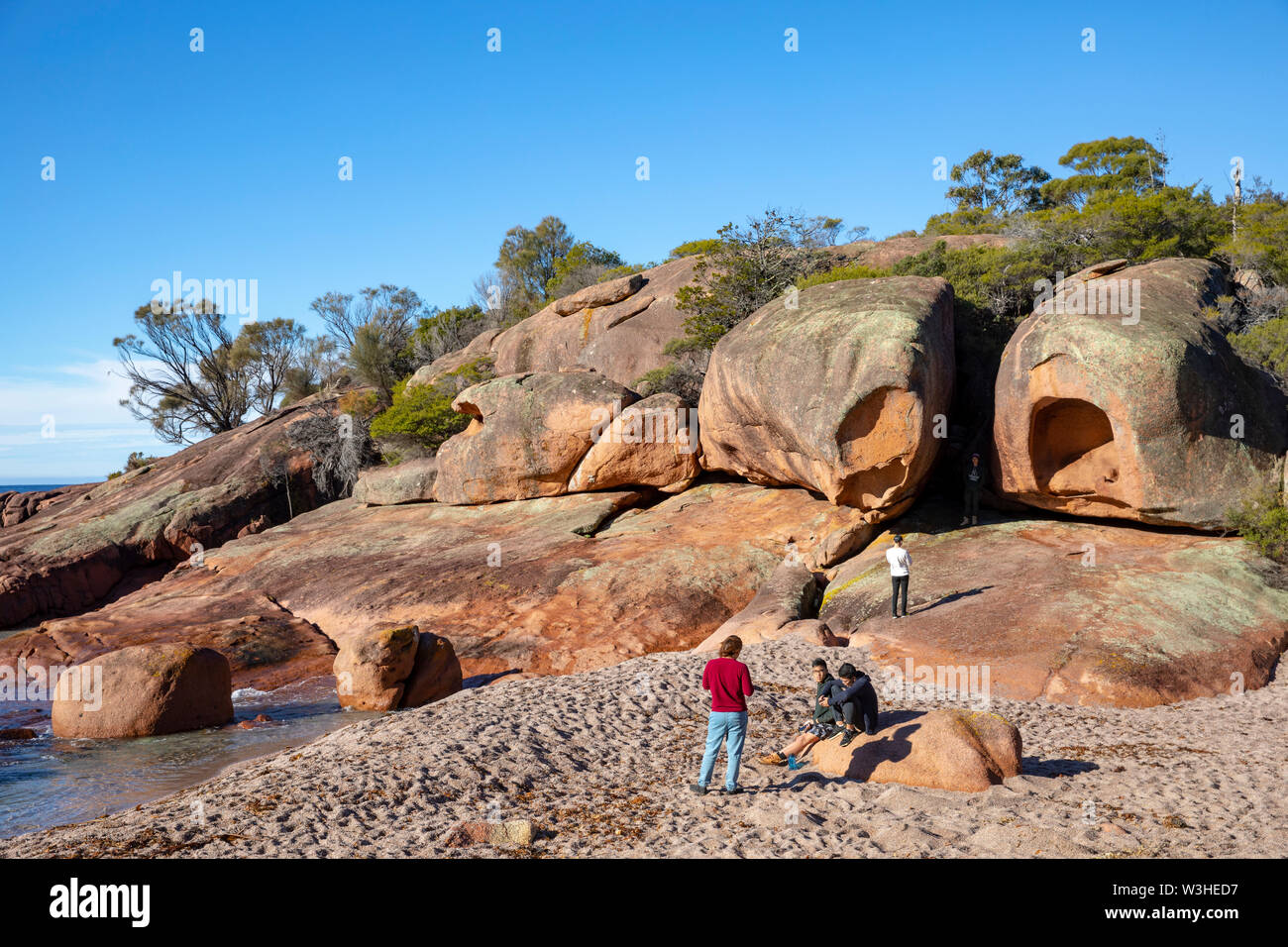 Parc national de Freycinet en Tasmanie. Les visiteurs de Sleepy Bay sur une journée l'hiver dans le parc national,Tasmanie, Australie Banque D'Images
