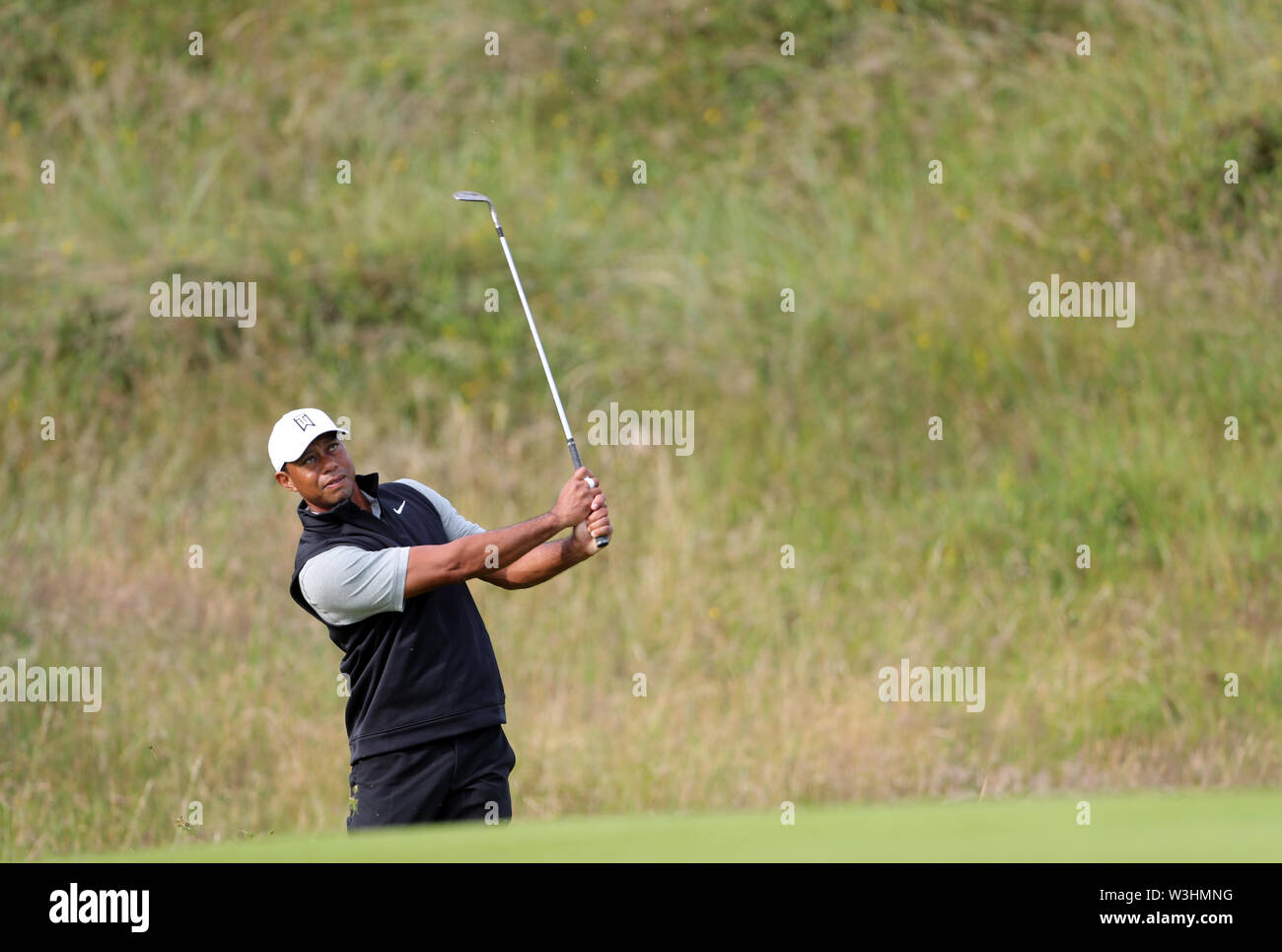 USA's Tiger Woods jetons sur la 15e au cours de l'aperçu la troisième journée de l'Open Championship 2019 au Club de golf Royal Portrush. Banque D'Images
