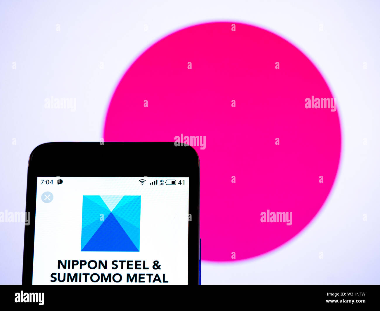 Sur cette photo, l'illustration logo Nippon Steel Corporation est vu affichée sur un smartphone Banque D'Images