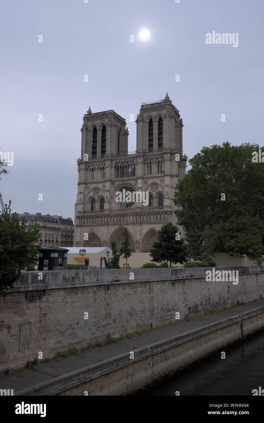 Notre-Dame de Paris a fermé après l'incendie et le soleil caché derrière les nuages, Paris, France Banque D'Images