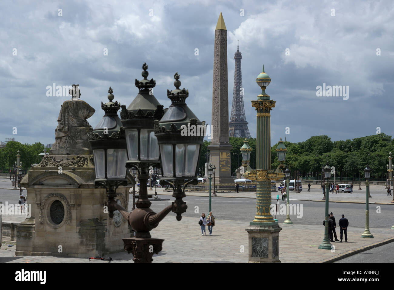 Vue de la Place de la Concorde, l'Obélisque et de la Tour Eiffel un jour de fête nationale, Paris, France Banque D'Images