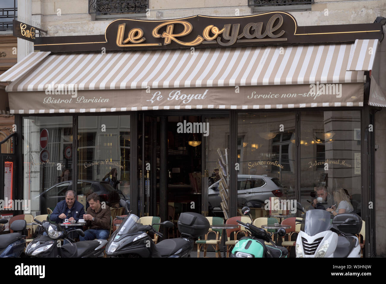 Sièges avec typique de bistrot à l'extérieur, Paris, France Banque D'Images