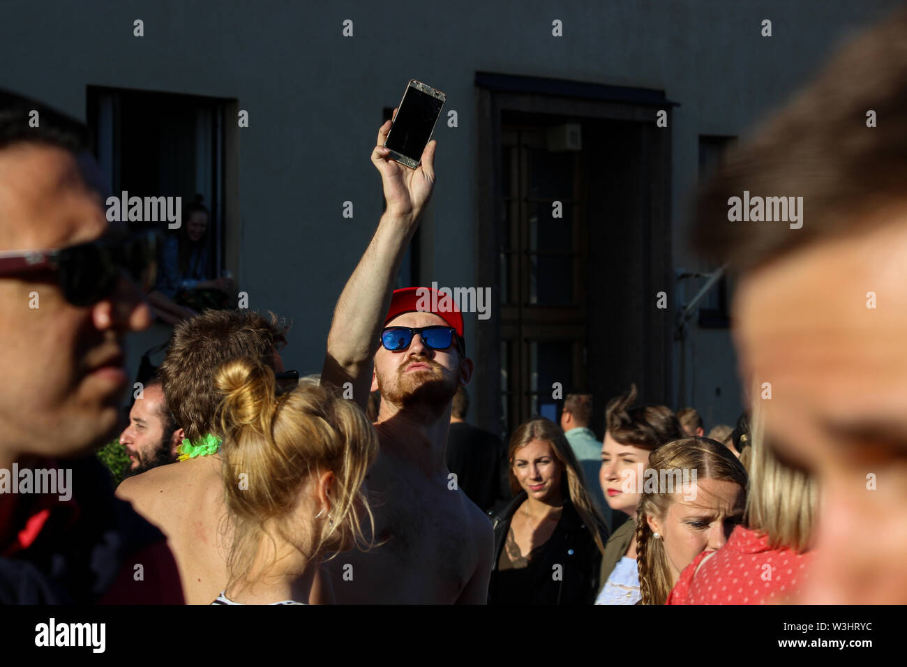 Jeune homme en prenant une partie de bloc à selfies Kallio 2017 à Helsinki, Finlande Banque D'Images