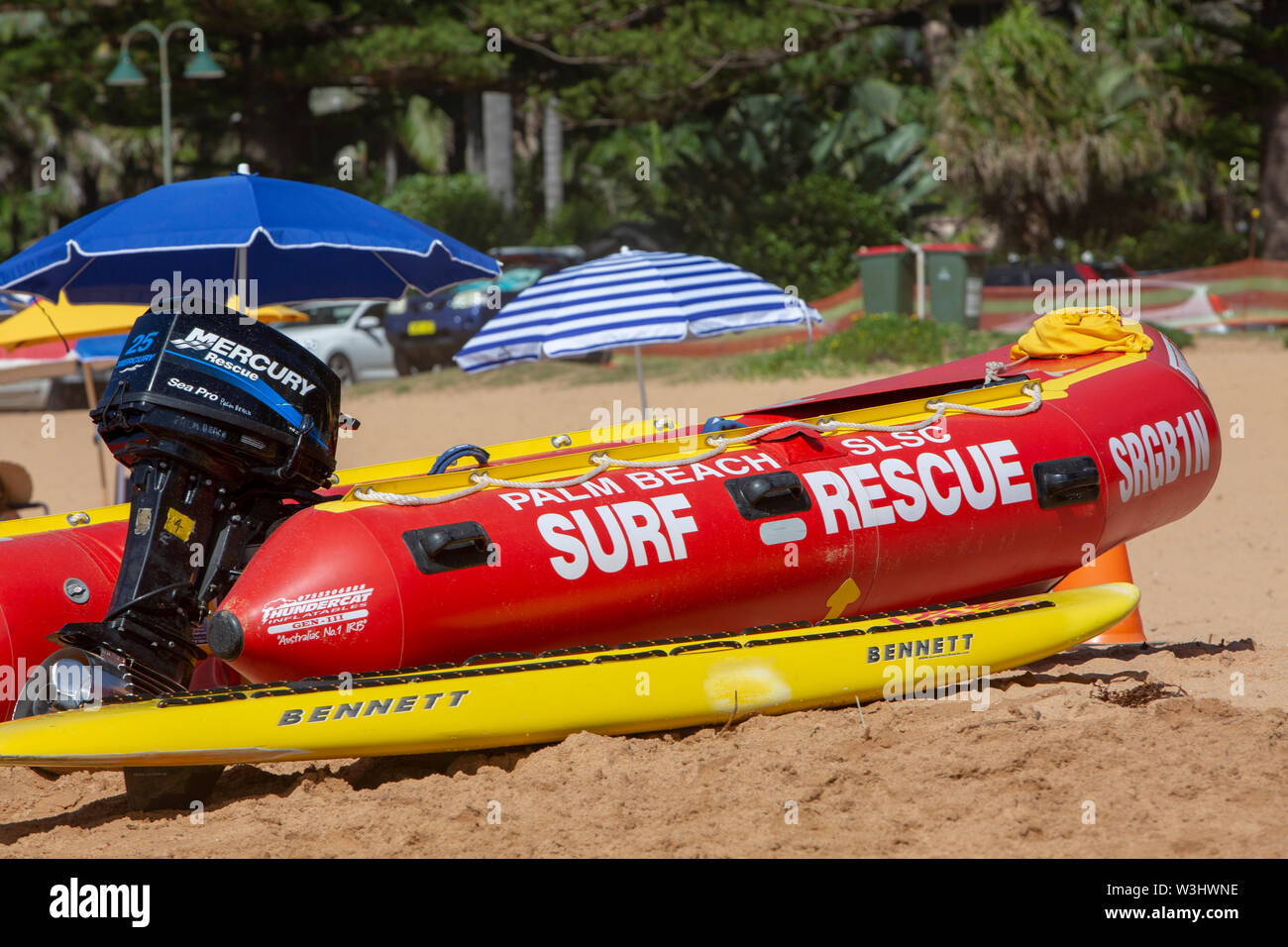 Surf sauvetage canot zodiac rouge pour les sauveteurs sur Palm Beach, Sydney, Australie Banque D'Images