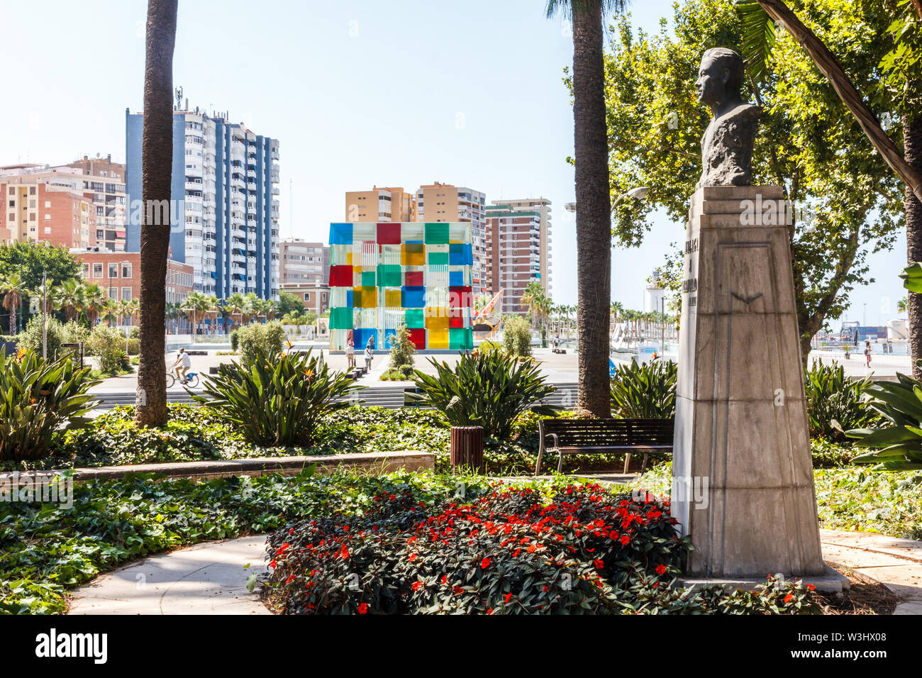 Malaga, Espagne - 26 août 2015 : Statue de Ruben Dario dans Malaga Park, le Centre culturel Pompidou est dans l'arrière-plan. Banque D'Images