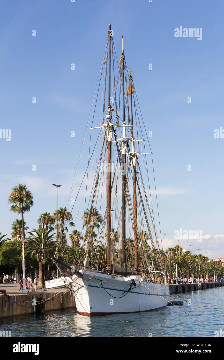 Grand voilier amarré dans le port, Barcelone, Espagne Banque D'Images