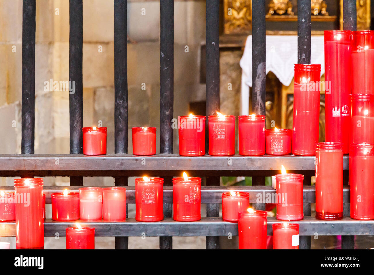Des bougies allumées par les fidèles à l'extérieur de la cathédrale, Barcelone, Espagne Banque D'Images