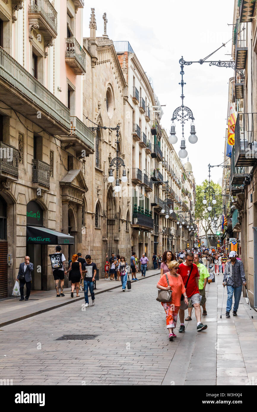 Barcelone, 5e Spain-September 2015 : les gens marcher dans une rue commerçante du quartier gothique. La zone est fermée à la circulation. Banque D'Images