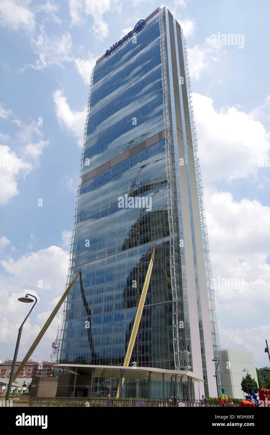 Le AllianzTower, un profil ultra-fin 50 étages immeuble de bureaux, le plus haut bâtiment de l'Italie, à l'Tre Torri social,développement résidentiel commercial Banque D'Images
