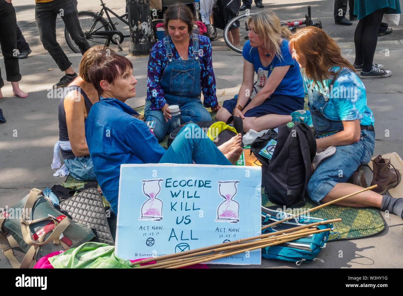 Londres, Royaume-Uni. 15 juillet 2019. L'écocide vont nous tuer tous les membres de l'affiche comme une rébellion d'extinction commence une autre série de manifestations dans cinq grandes villes contre le criminel l'inaction du gouvernement sur le changement climatique et écologique l'effondrement. Les protestataires ont un yacht nommé d'après Polly Higgins qui se sont battus pendant des années pour un écocide droit devant la Cour royale de justice et a continué son combat contre le blocage Strand toute la journée avec des spectacles, débats, discours, la musique et les cérémonies à l'avant du yacht. Peter Marshall/Alamy Live News Banque D'Images