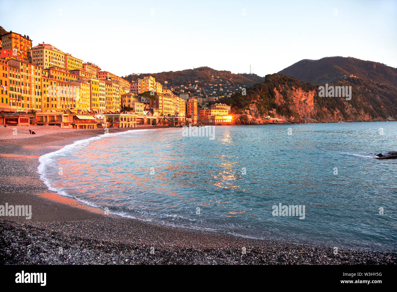 Nuit à la plage dans la ville de Camogli. L'Italie du Nord Banque D'Images
