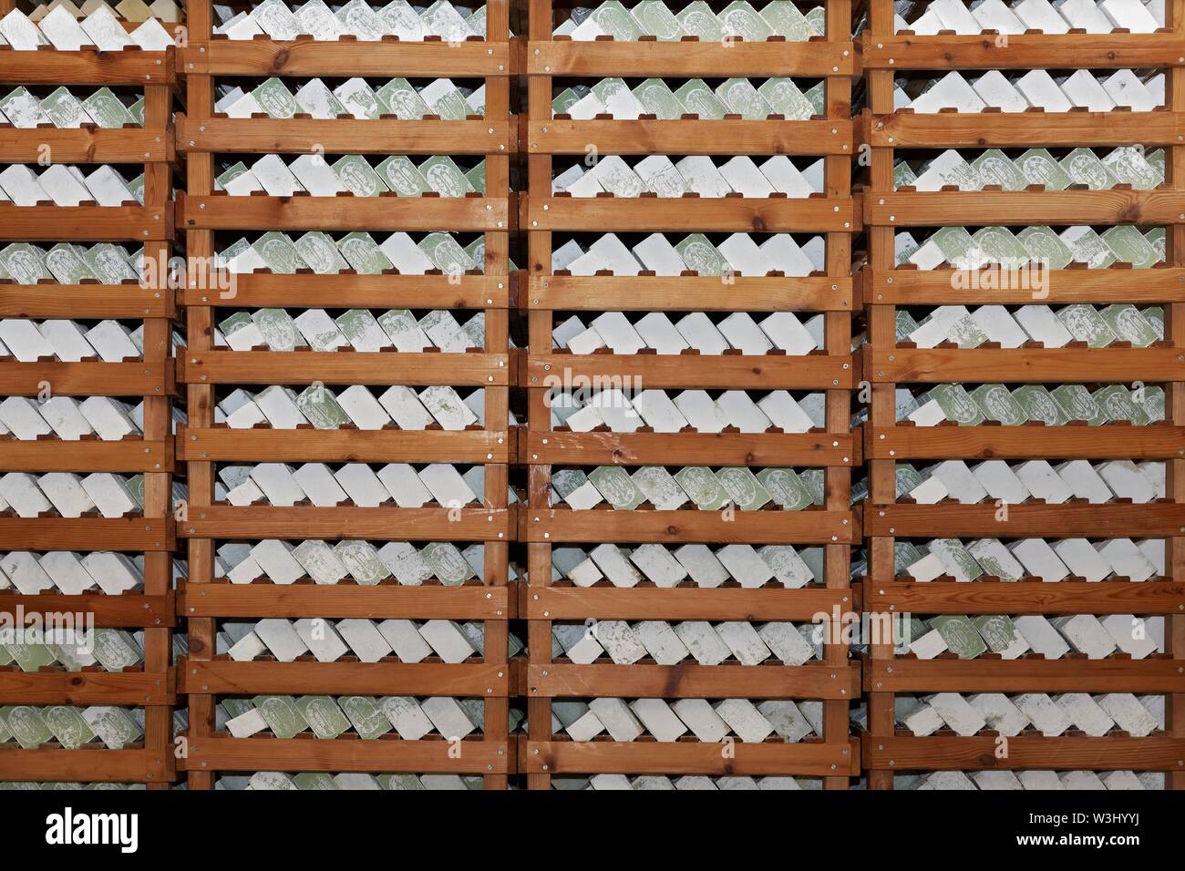 Étagères avec du savon d'olive verte, fabricant de savon historique Patounis, Corfou Ville, l'île de Corfou, îles Ioniennes, Grèce Banque D'Images