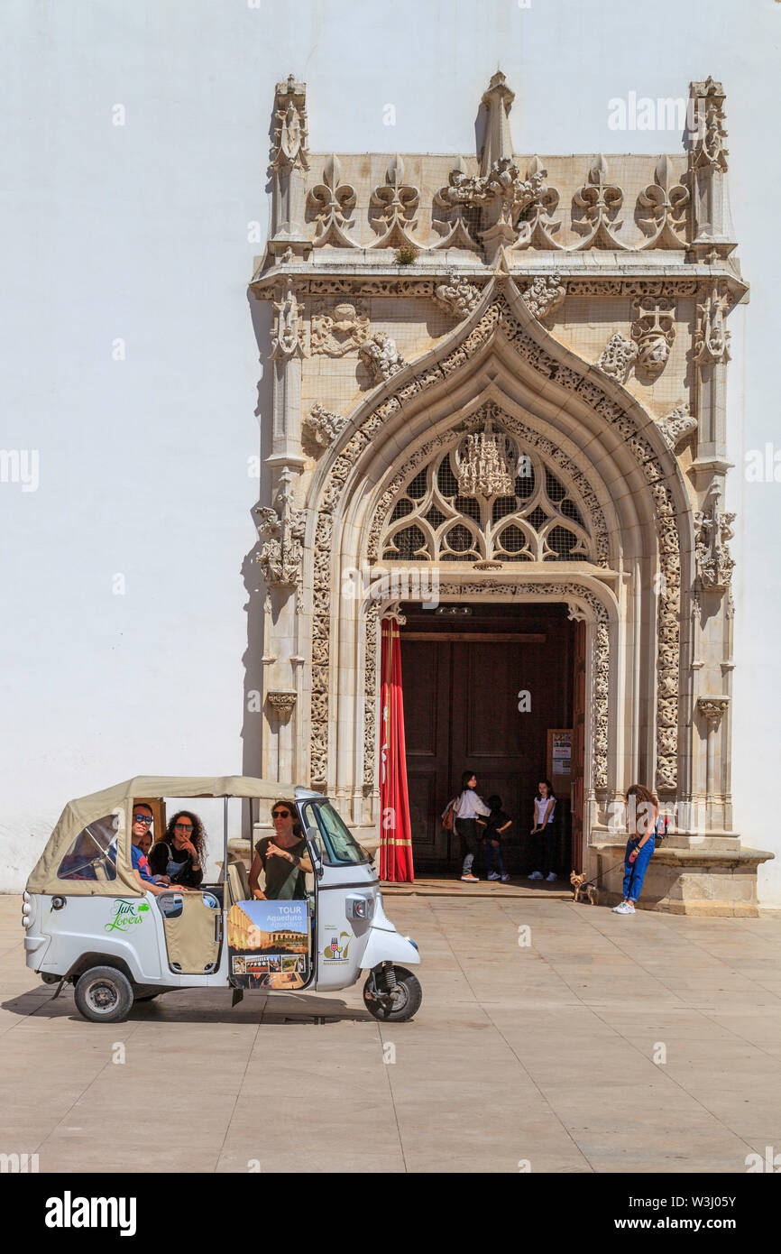 Séjour touristique en face de l'église Sao Joao Baptista Banque D'Images