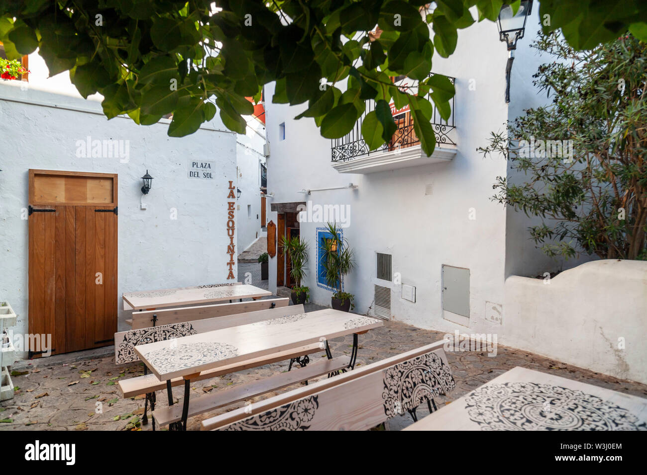IBIZA, ESPAGNE-octobre 10,2019 : rue typique dans le centre historique d'Ibiza, Dalt Vila, Eivissa, Ibiza. L'Espagne. Banque D'Images