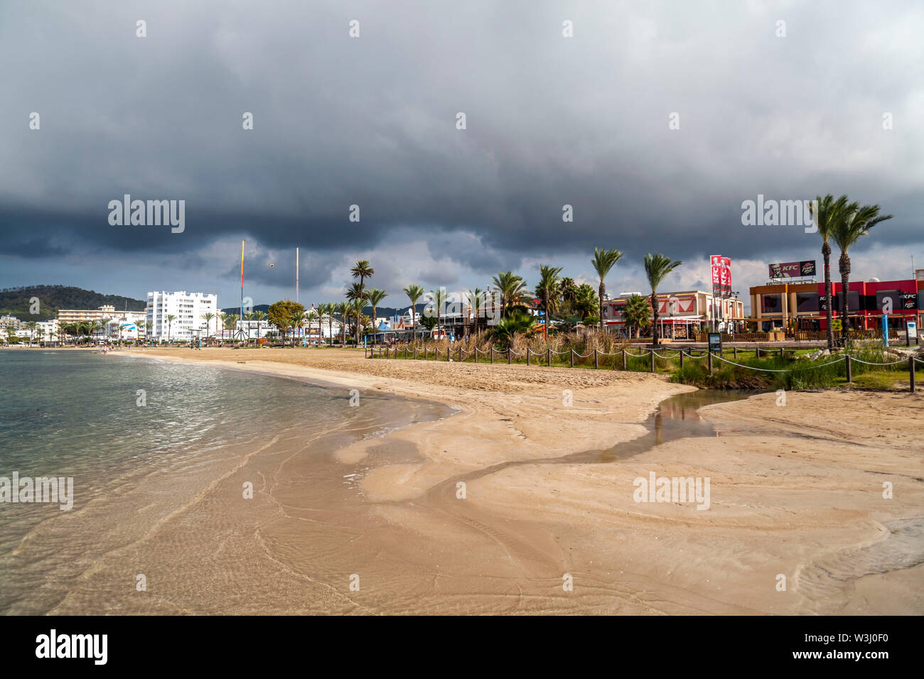 SANT ANTONI DE PORTMANY,ESPAGNE-octobre 22,2018 : méditerranéenne bayand plage de Sant Antoni de Portmany, Ibiza Island, îles Baléares. Banque D'Images