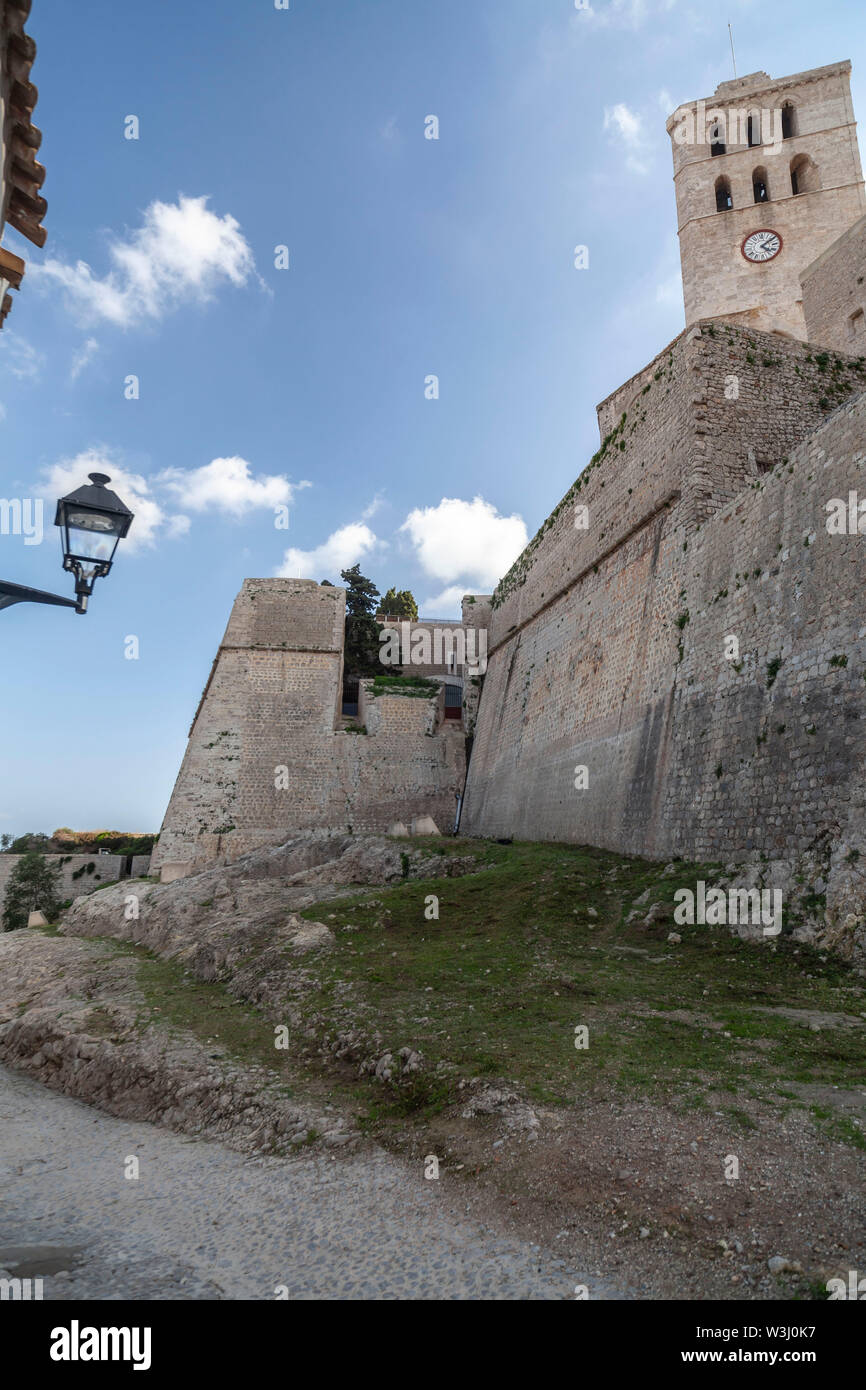Anciens remparts et de la cathédrale en enceinte fortifiée de Dalt Vila d'Ibiza, Majorque, Baléares. L'Espagne. Banque D'Images