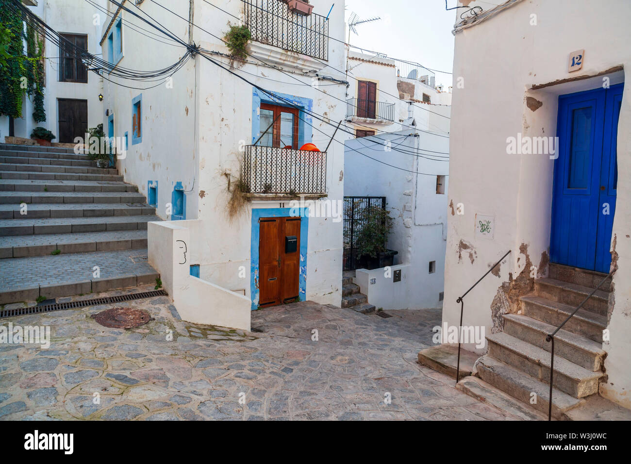 Rue typique dans le centre historique d'Ibiza, Dalt Vila, Eivissa, Ibiza. L'Espagne. Banque D'Images