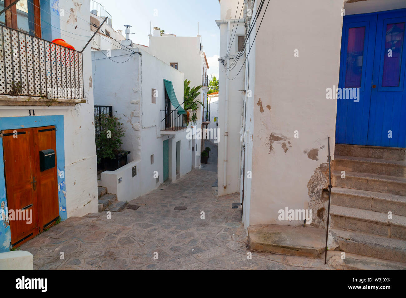 Rue typique dans le centre historique d'Ibiza, Dalt Vila, Eivissa, Ibiza. L'Espagne. Banque D'Images