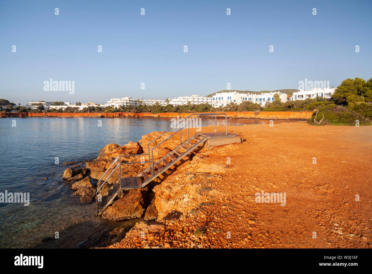 Santa Eularia des Riu, littoral, zones côtières, des rochers de couleur ocre. Vue de la Méditerranée, l'île d'Ibiza, Iles Baléares, Espagne. Banque D'Images