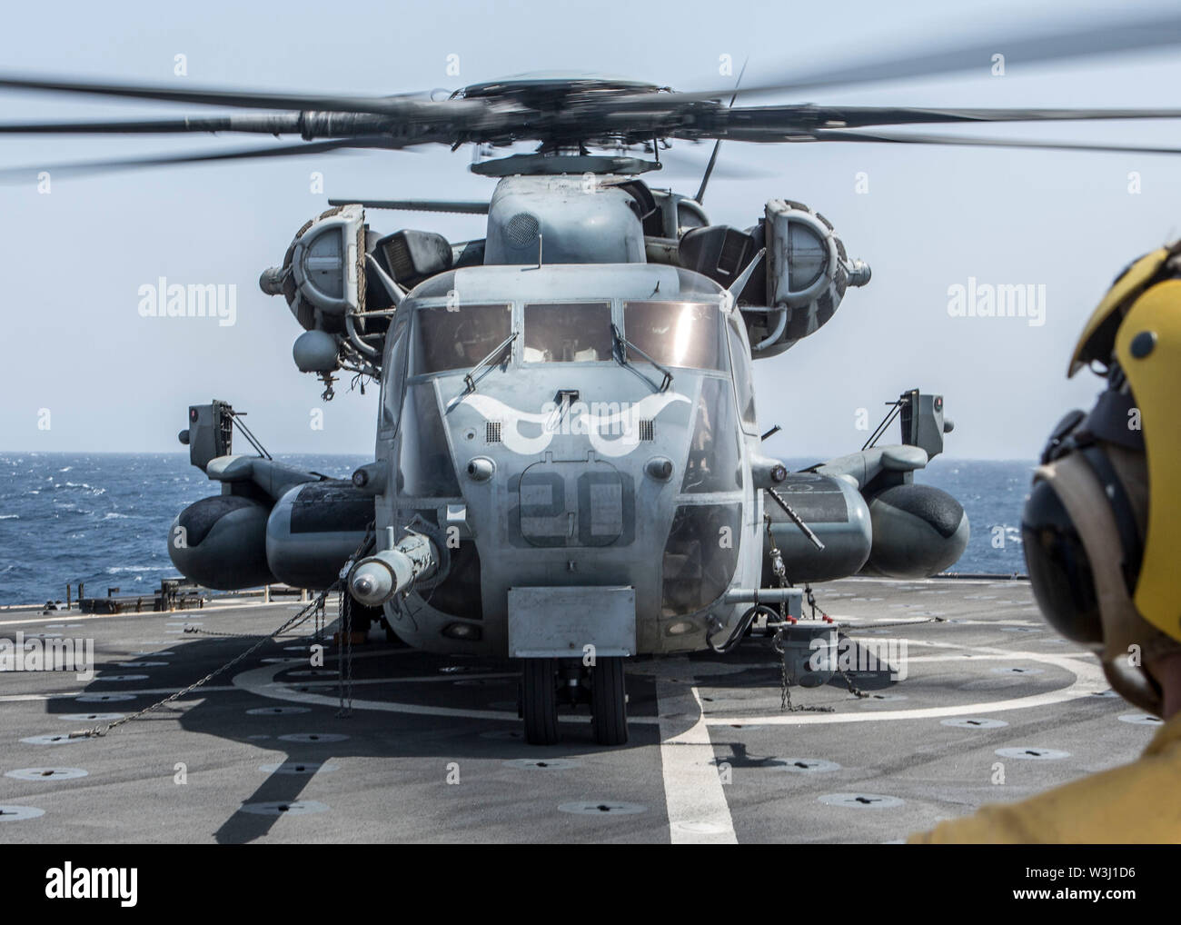 190629-M-QS181-1059 GOLFE D'ADEN (29 juin 2019) un Corps des Marines américains CH-53E Super Stallion moyen maritime avec l'escadron à rotors basculants (VMM) 163 (renforcée), 11e Marine Expeditionary Unit (MEU), se trouve sur le poste de pilotage de la classe-Harpers Ferry landing ship dock amphibie USS Harpers Ferry (LSD 49) pendant les opérations de vol. Le boxeur groupe amphibie et le 11e MEU sont déployés dans le domaine de la 5e flotte américaine des opérations à l'appui des opérations navales pour assurer la stabilité et la sécurité maritime dans la région Centrale, reliant la Méditerranée et le Pacifique par la Western Indian Ocea Banque D'Images