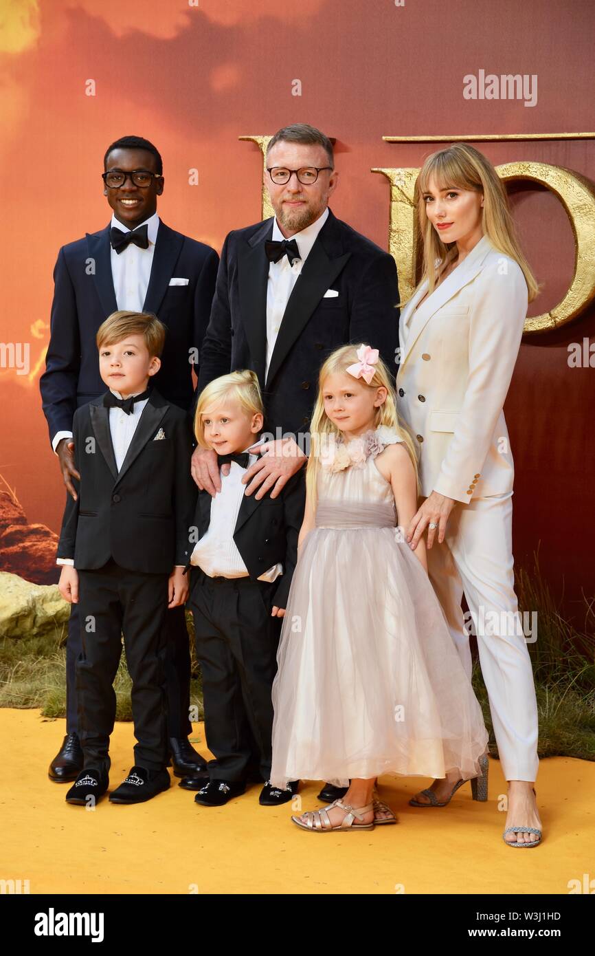 Guy Ritchie. Jacqui Ainsley. Le Roi Lion première européenne, Luxe, Odeon Leicester Square, Londres. UK Banque D'Images