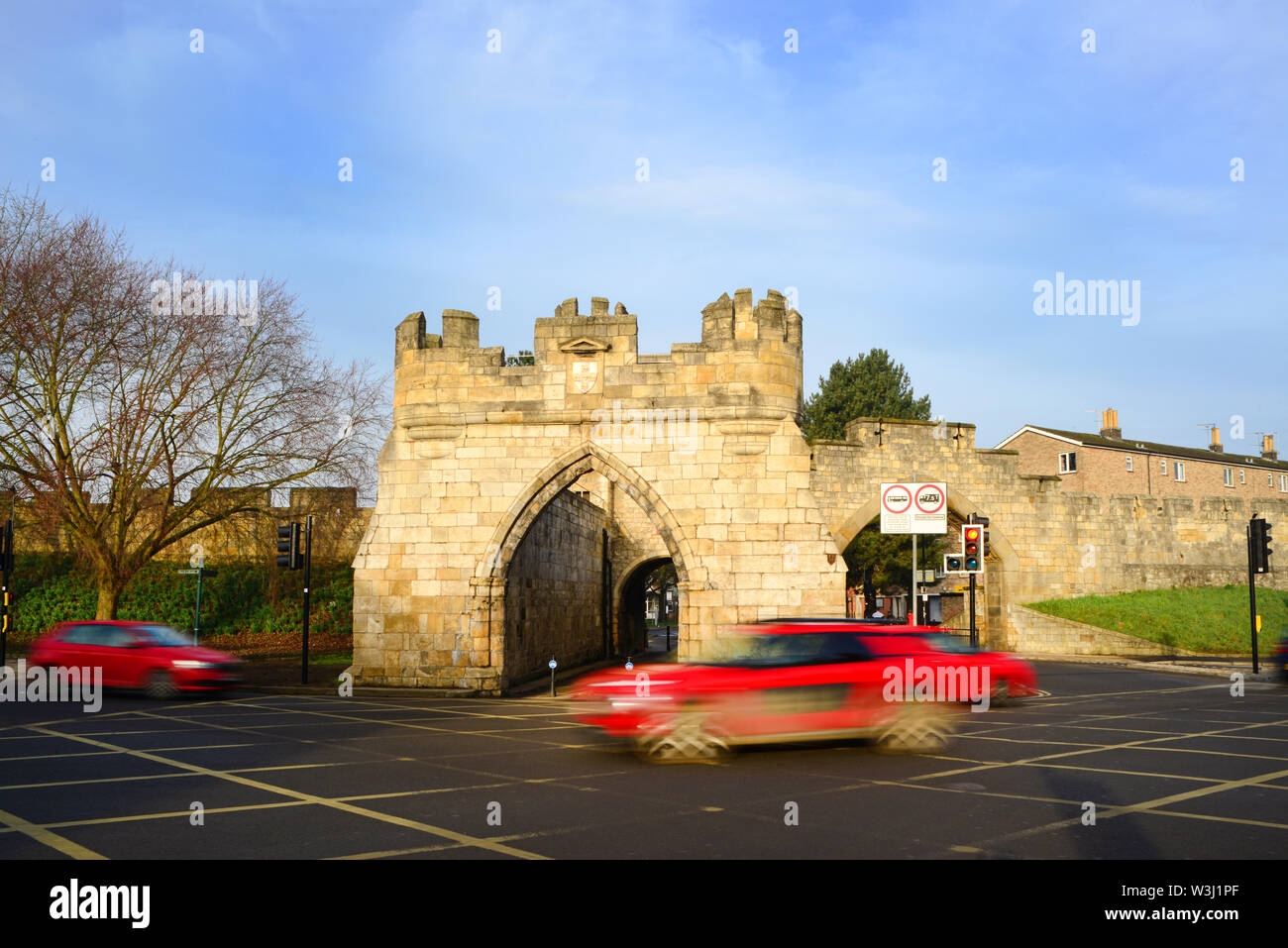 Le trafic passant walmgate bar médiéval datant du 12ème siècle york yorkshire royaume uni Banque D'Images