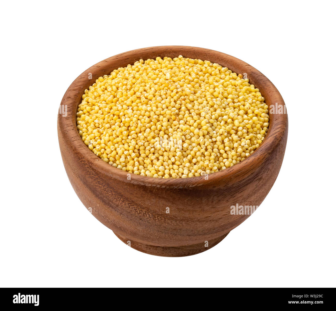 Graines de millet dans bol en bois isolé sur fond blanc avec chemin de détourage, les grains crus jaune Banque D'Images