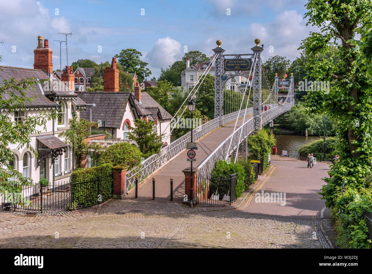 Queens Park pont suspendu au-dessus de la rivière Dee à Chester. Banque D'Images