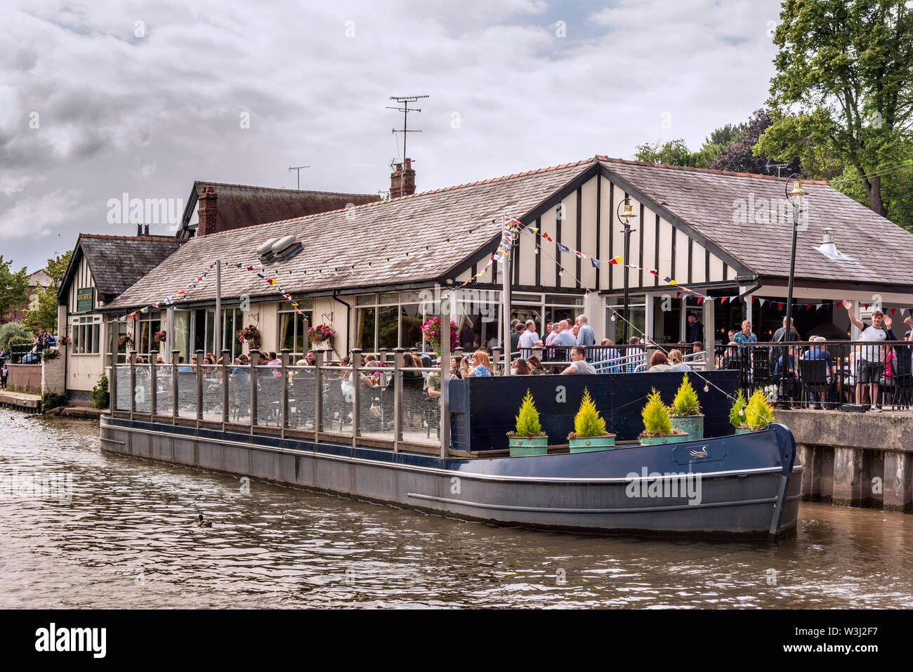 Bar flottant, pont à l'abri à bateaux pub sur la rivière Dee à Chester. Banque D'Images