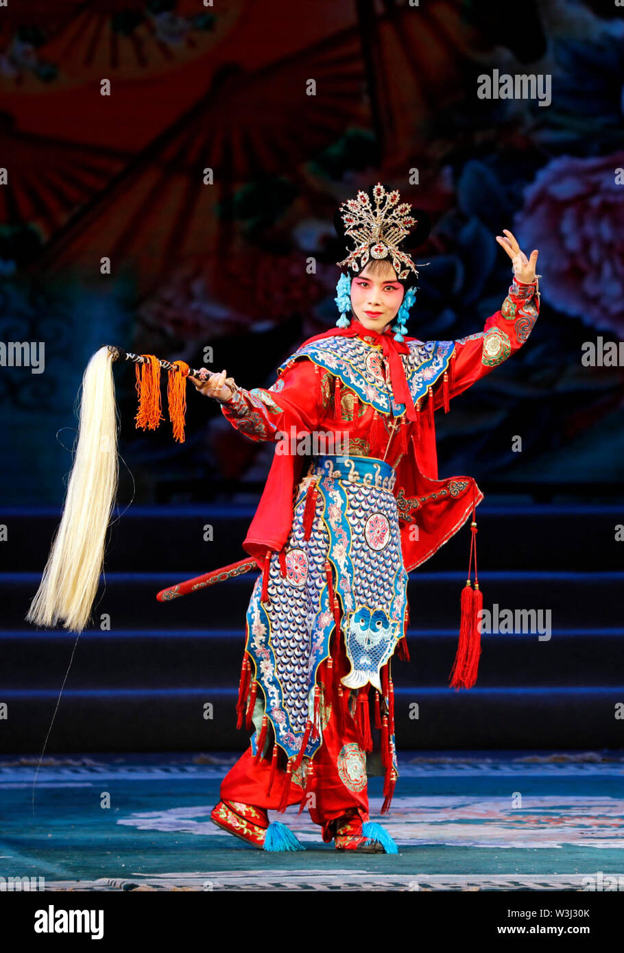 (190716) -- LANZHOU, le 16 juillet 2019 (Xinhua) -- un étudiant effectue à l'ouverture de la 14e national college concert Opéra de Pékin à Lanzhou, Gansu Province du nord-ouest de la Chine, le 15 juillet 2019. Les six jours de l'événement a débuté lundi à Lanzhou. Plus de 300 représentations à l'Opéra de Pékin serait organisée par des amateurs d'opéra de collèges à travers le pays. (Photo de Zhang Zhimin/Xinhua) Banque D'Images