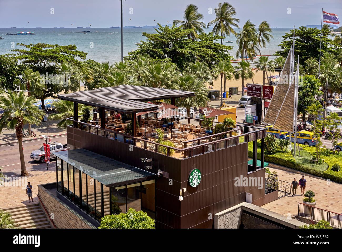 Restaurant sur le toit. Salon sur le toit Starbucks avec vue sur l'océan de Pattaya. Thaïlande Asie du Sud-est Banque D'Images