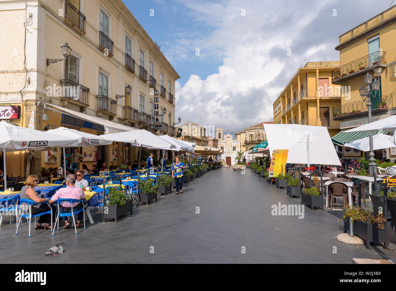 Pizzo, Calabre, Italie - 10 septembre 2016 : les touristes visiter restaurants dans un centre-ville pittoresque de Pizzo, au sud de l'Italie Banque D'Images