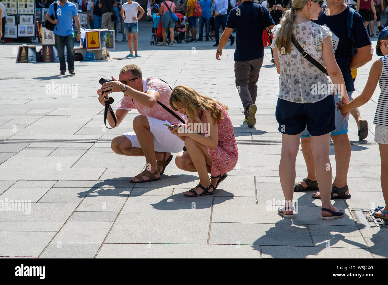 Vienne, Autriche - 19 août 2018 : Malgré la chaleur anormale les touristes sont activement photographiée sur la place centrale de Vienne. Banque D'Images