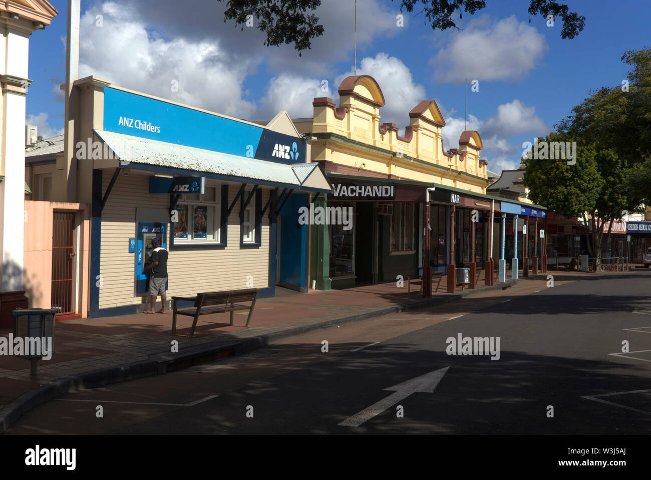 Client en utilisant un guichet automatique à la Banque ANZ immeuble sur rue Churchill Childers Queensland Australie Banque D'Images