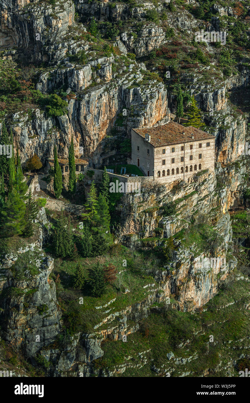 Vue aérienne de l'Ermitage de Sant 'Onofrio à Morrone. Sulmona, province de l'Aquila, Abruzzes, Italie, europe Banque D'Images